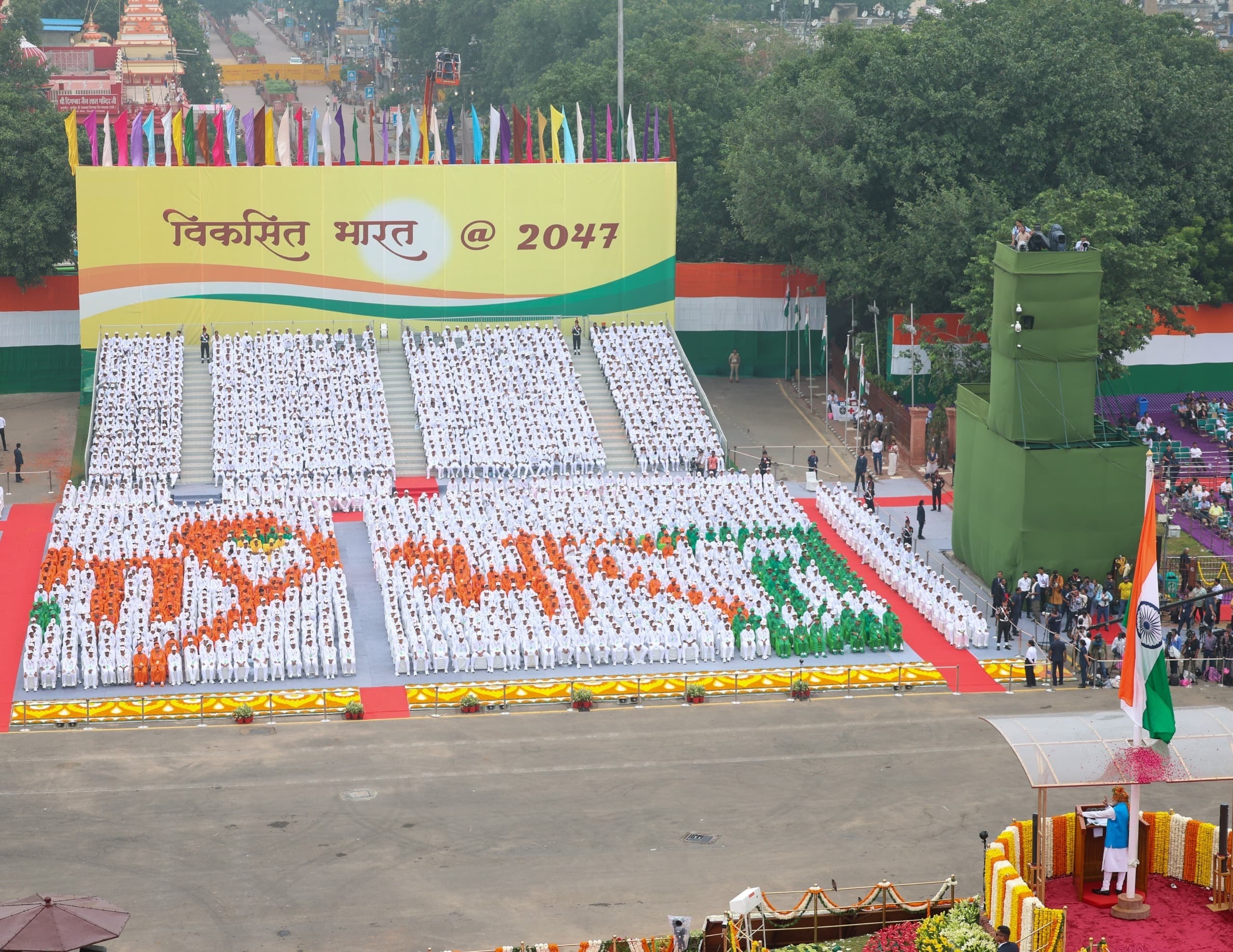 ఎర్రకోటపై త్రివర్ణ పతాక రెపరెపలు . . .