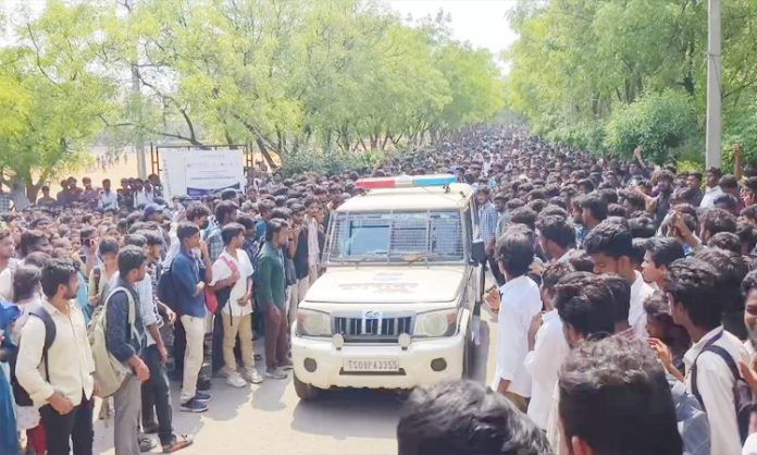 విద్యార్థినుల ప్రైవేటు వీడియోలు, ఫొటోలు బహిర్గతం