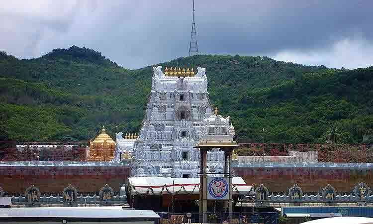 తిరుమలలో భక్తుల రద్దీ.. కంపార్టుమెంట్లన్నీ ఫుల్