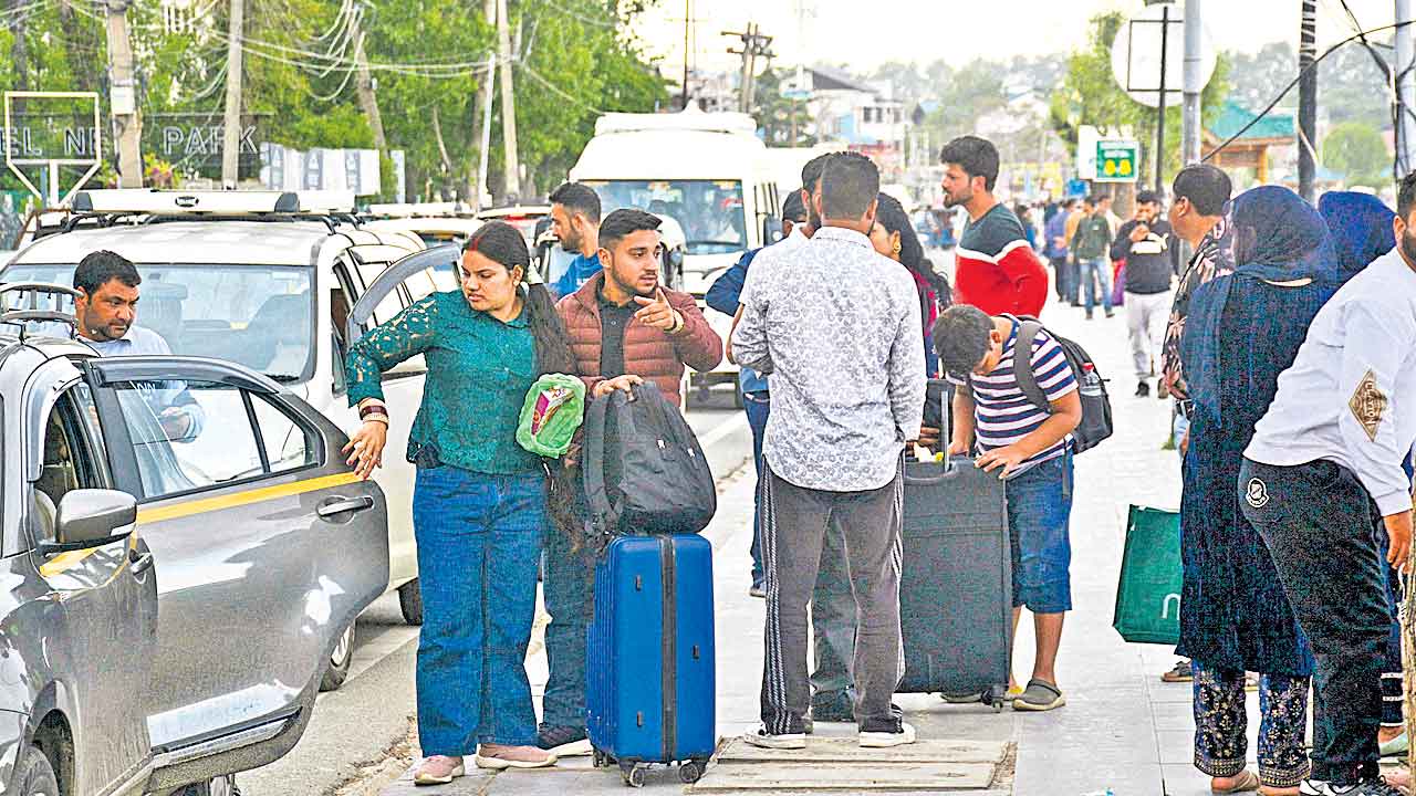 కశ్మీర్‌ను వీడుతున్న పర్యాటకులు