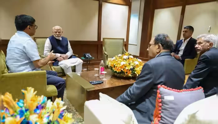 ఢిల్లీ చేరుకున్న మోదీ.. ఎయిర్ పోర్టులో అత్య‌వ‌సర స‌మావేశం,