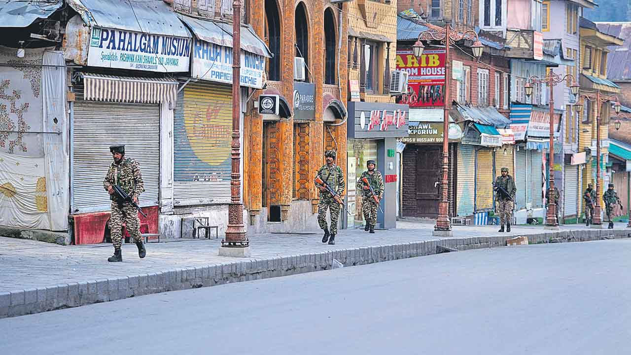కశ్మీర్‌ లోయ షట్‌డౌన్‌.. 35 ఏండ్లలో ఇదే తొలిసారి