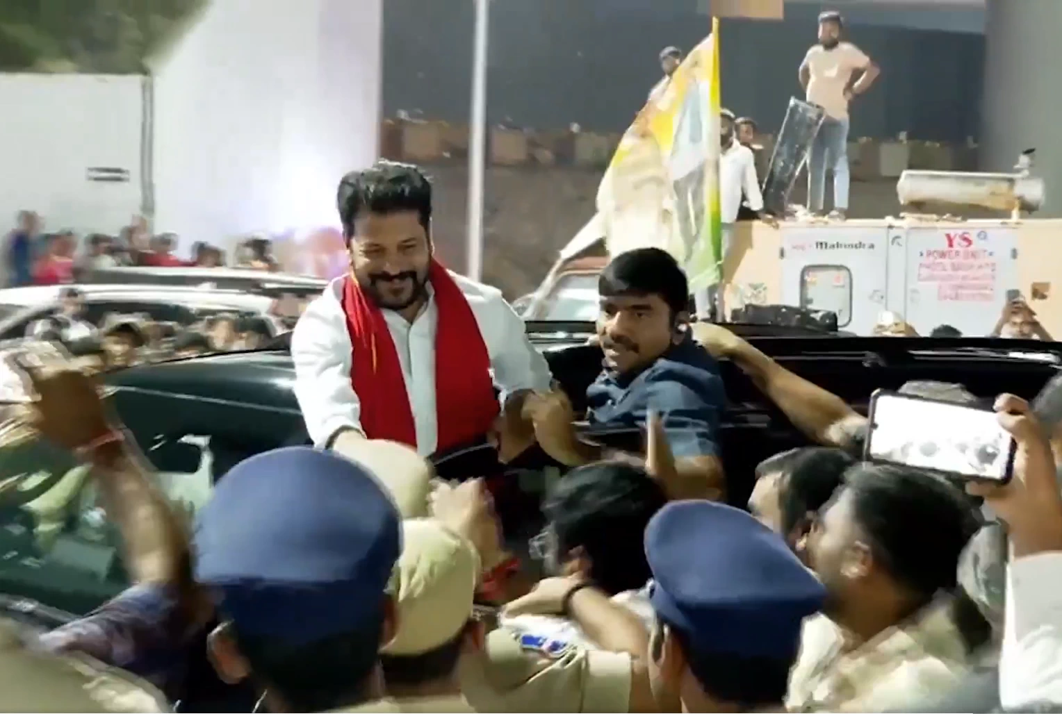 హైదరాబాద్ చేరుకున్న సీఎం రేవంత్ రెడ్డి, బృందం