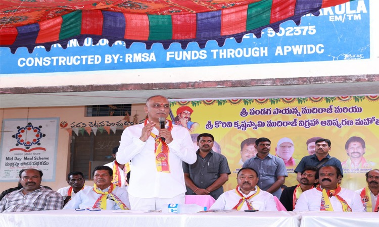 అందాల పోటీలకు రూ.200 కోట్లు.. చేపపిల్లల పంపిణీకి రూ.100 కోట్లు లేవా?