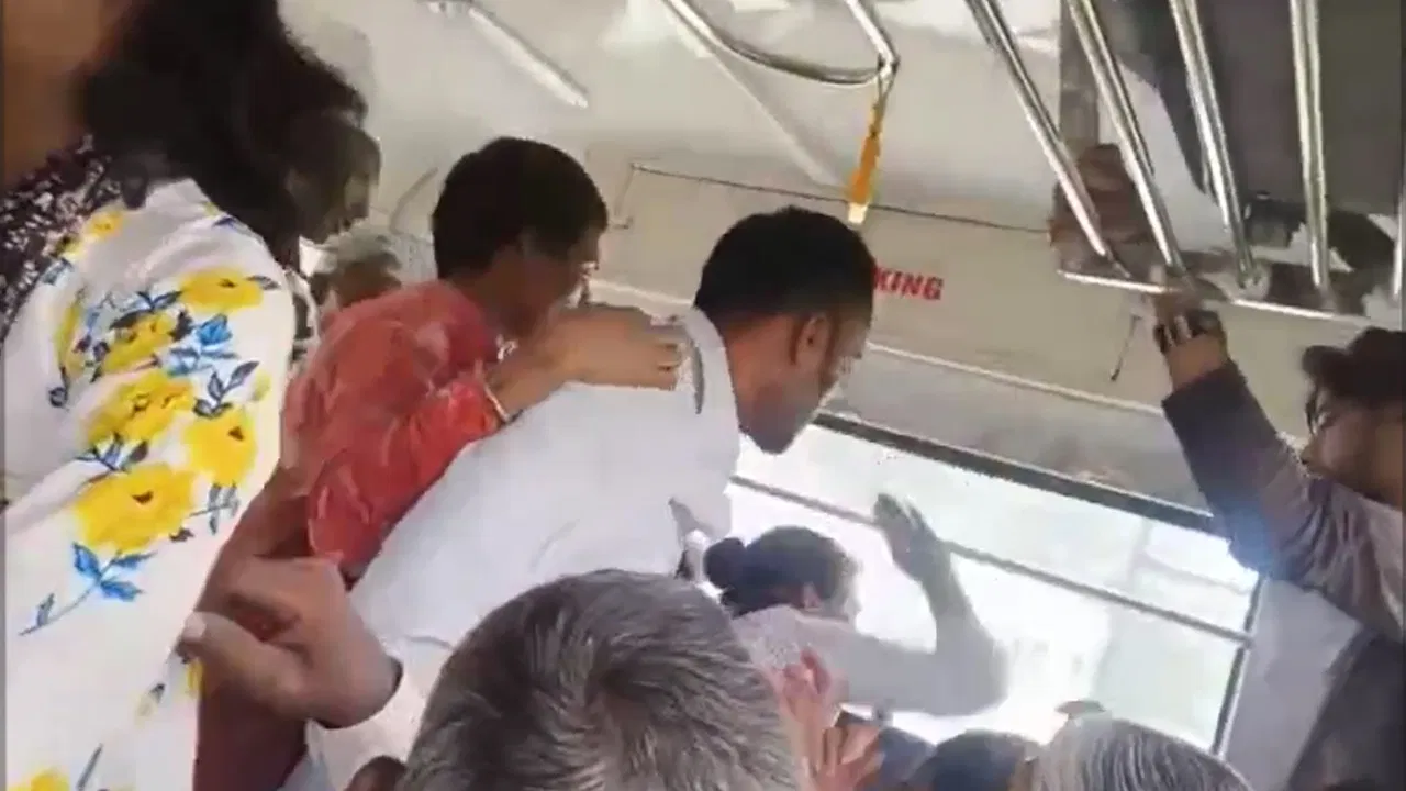 ఆర్టీసీ బస్సులో సీటు కొట్టుకున్న స్త్రీ, పురుషులు..