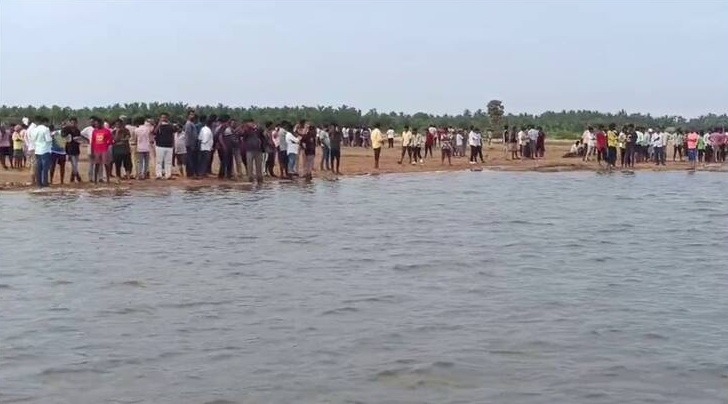 గోదావరిలో 8 మంది యువకులు గల్లంతు