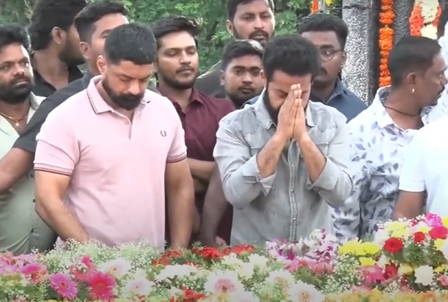 ఎన్టీఆర్ ఘాట్ వద్ద తాతకు నివాళులు అర్పించిన ఎన్టీఆర్, కళ్యాణ్ రామ్..