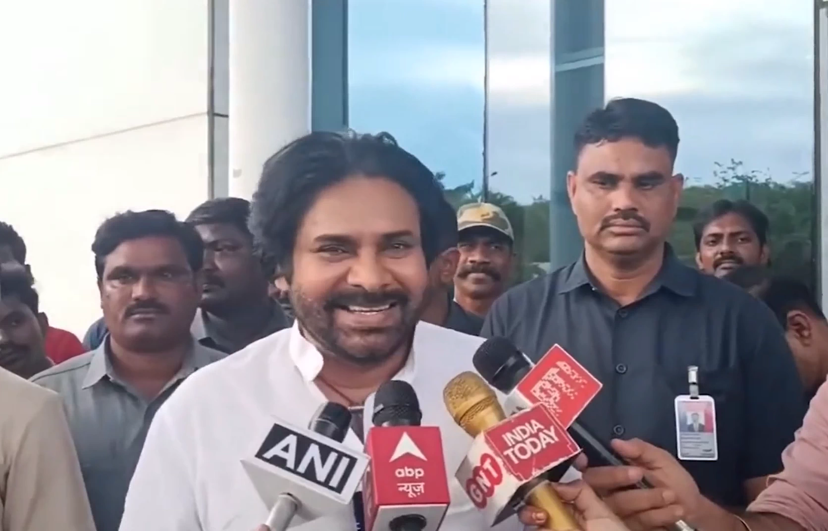 జగన్ వార్నింగ్‌కి ఒక్క నవ్వుతో సమాధానం ఇచ్చిన పవన్