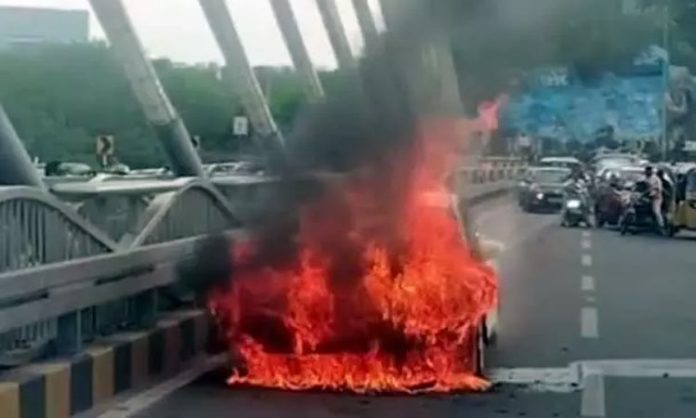 హైదరాబాద్ కేబుల్ బ్రిడ్జిపై కారు దగ్ధం