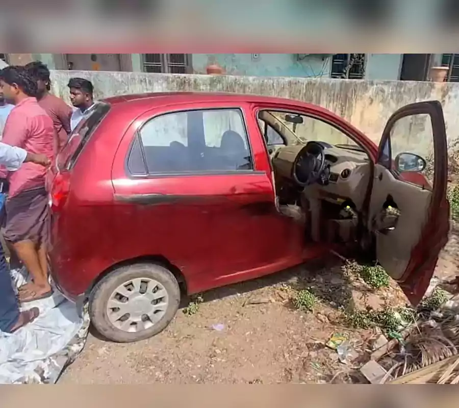 కారులో ఇద్దరు యువకుల మృతదేహాల కలకలం..