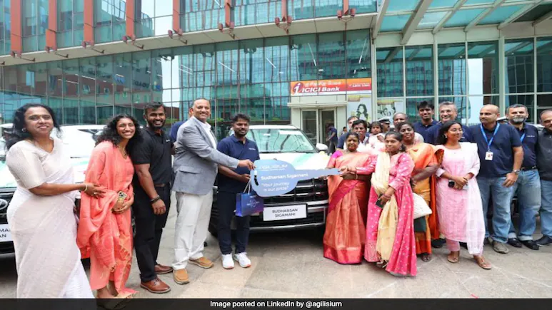 ఉద్యోగులకు బహుమతిగా కార్లు