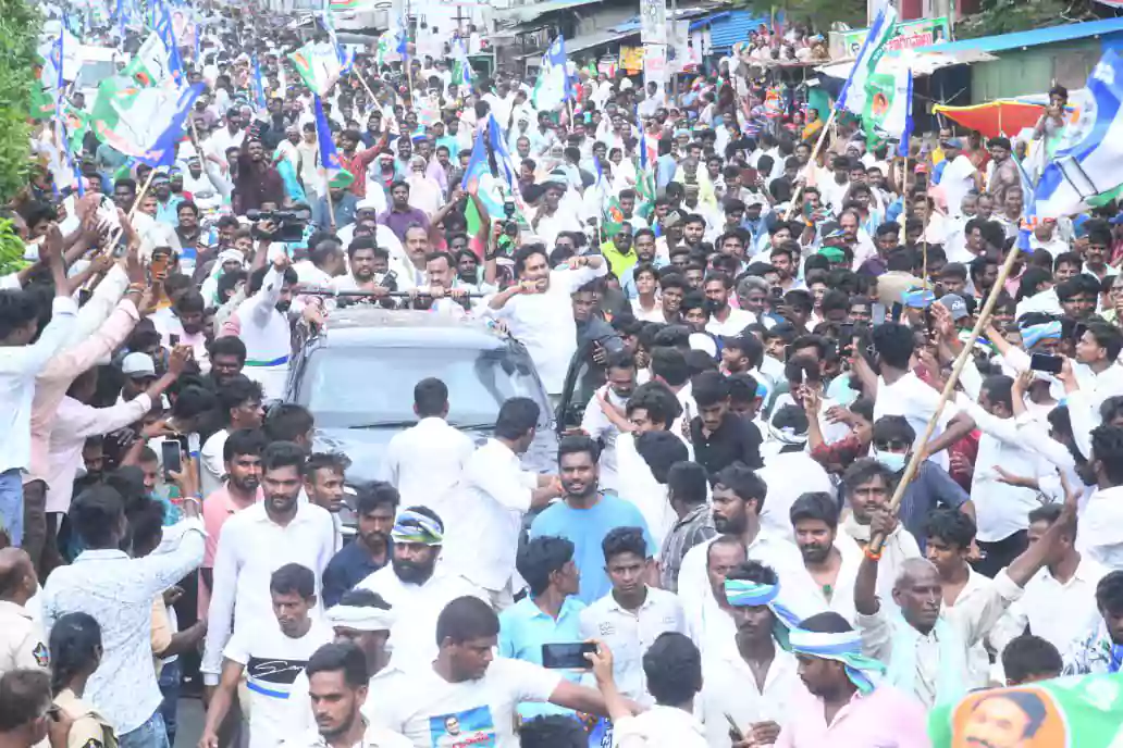 వైఎస్ జగన్‌‌కు పోలీసుల నోటీసులు… ఆ వాహనం సీజ్