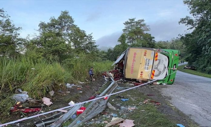 రోడ్డు ప్రమాదంలో 15 మంది విద్యార్థులు మృతి
