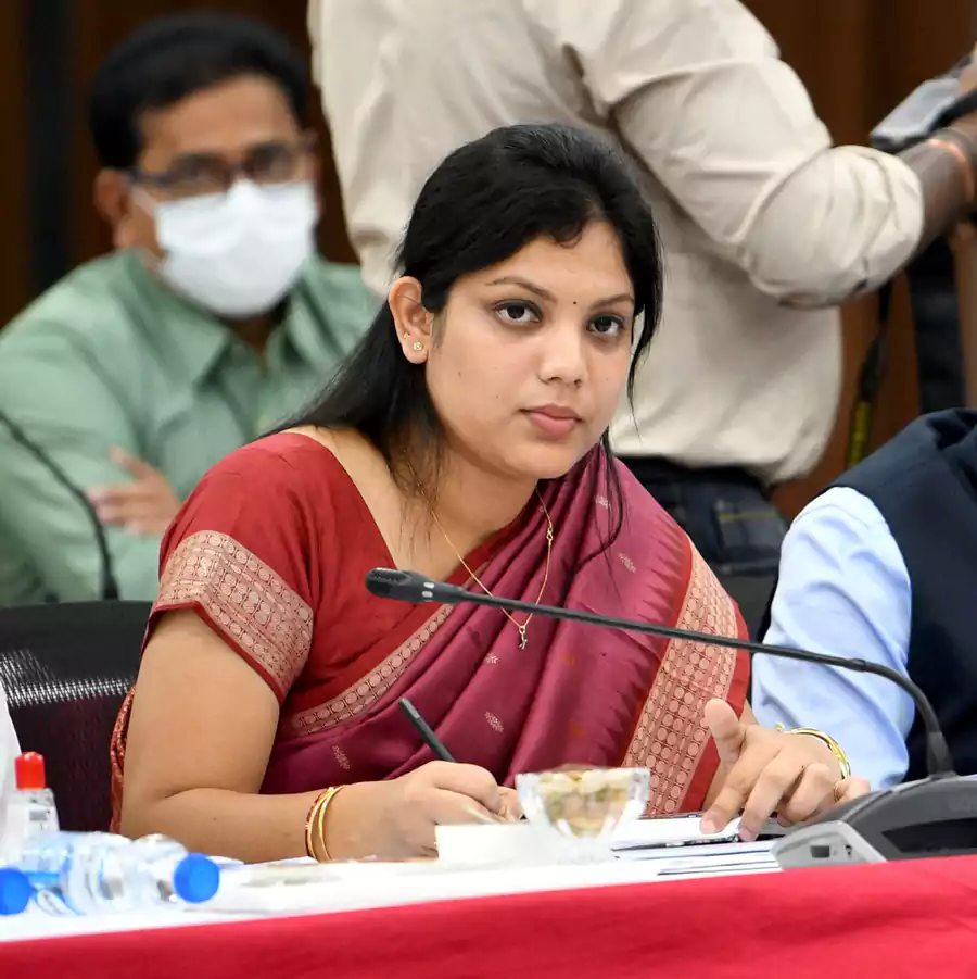 సర్కారు దవాఖానాలో సర్జరీ చేయించుకున్న కలెక్టర్…