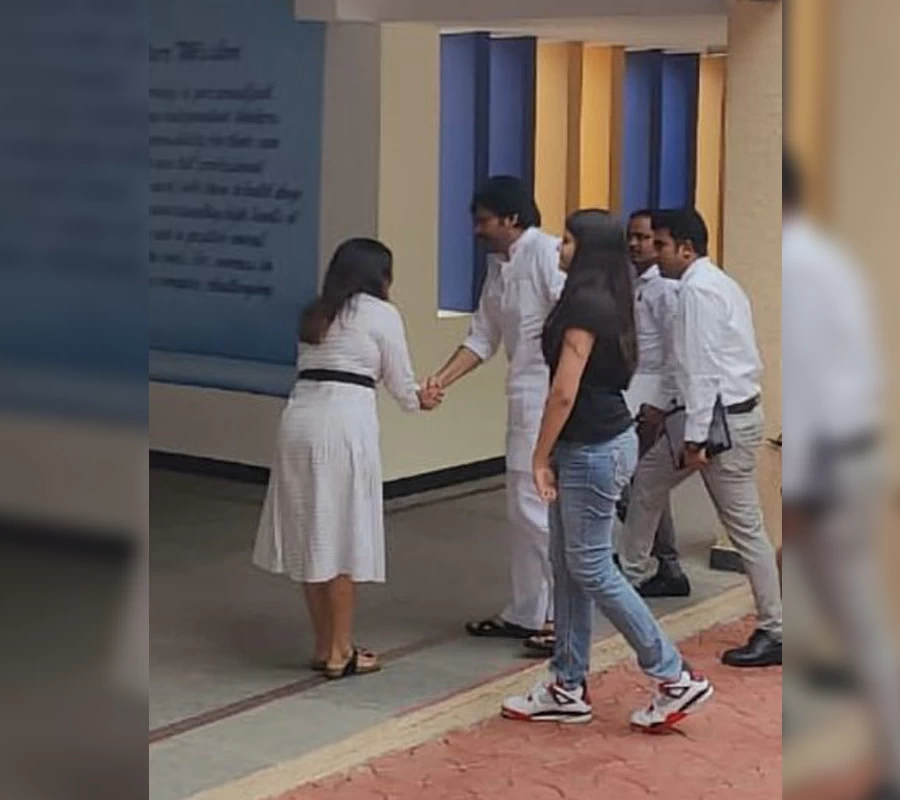 స్కూల్లో కుమారుడ్ని చేర్పించిన పవన్