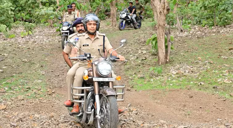 అడవిలో 7 కిలోమీటర్లు బైక్ పై ఆదిలాబాద్ ఎస్పీ