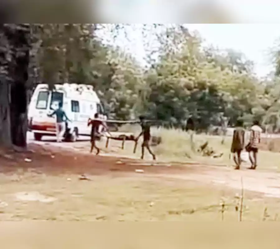 అడవి మార్గాన డోలీతో ఆరు కిలోమీటర్లు నడక
