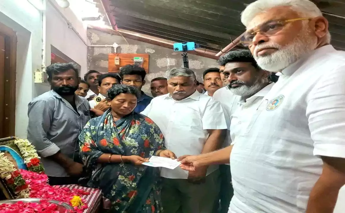సింగయ్య కుటుంబానికి అండగా నిలిచిన పార్టీ.. రూ.10లక్షల ఆర్థికసాయం