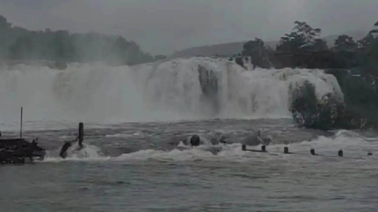 బొగత జలపాతం ఉగ్రరూపం..పర్యాటకులకు నో ఎంట్రీ