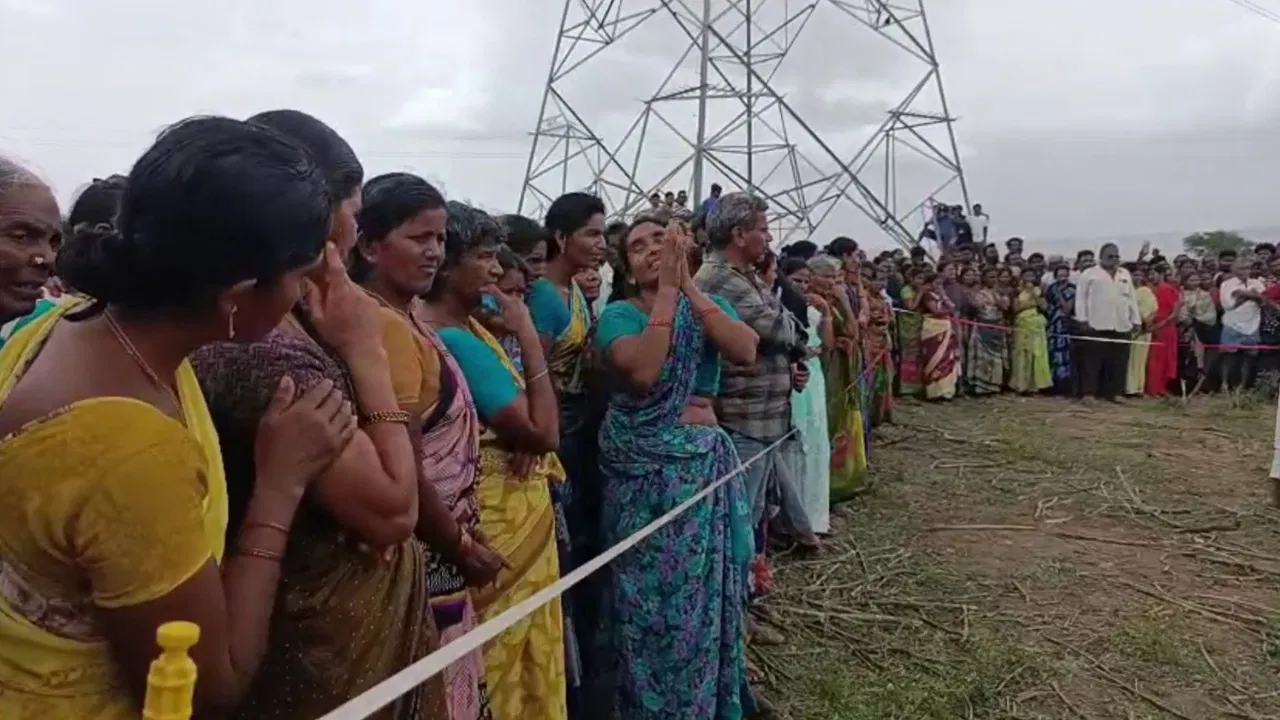 పొలాల్లో పడి ఉన్న రెండేళ్ల బాలుడు..