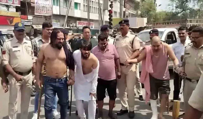 గ్యాంగ్‌స్టర్‌కు గుండు కొట్టించి ఊరేగించిన పోలీసులు.. కోర్టును ఆశ్రయించిన భార్య