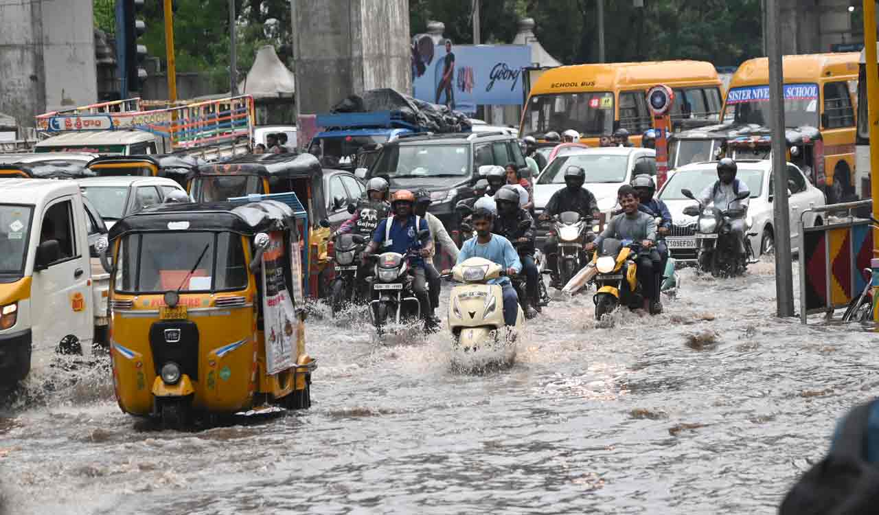 దంచికొట్టిన వర్షం.. కొట్టుకుపోయిన ద్విచక్ర వాహనాలు.. 3 కి.మీ మేర ట్రాఫిక్ జామ్