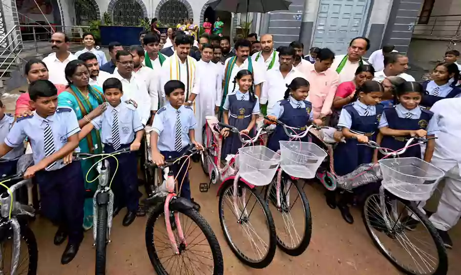 కేటీఆర్ బర్త్‌డే.. విద్యార్థులకు ఉచితంగా సైకిళ్లు పంపిణీ.