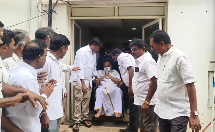 ముద్రగడ పద్మనాభాన్ని హైదరాబాద్‌కు తరలించారు.. వైఎస్ జగన్ సూచనతో నిర్ణయం