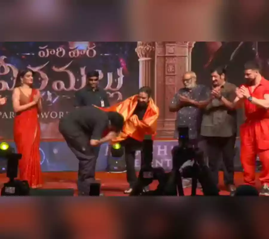 వేదిక‌పై గురువు పాదాల‌కి న‌మ‌స్క‌రించి ఆయ‌న‌ని శాలువాతో స‌త్క‌రించిన ప‌వ‌న్ క‌ళ్యాణ్‌