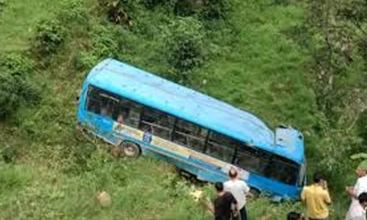లోయలో పడిన ఆర్టీసి బస్సు.. ఏడుగురు మృతి