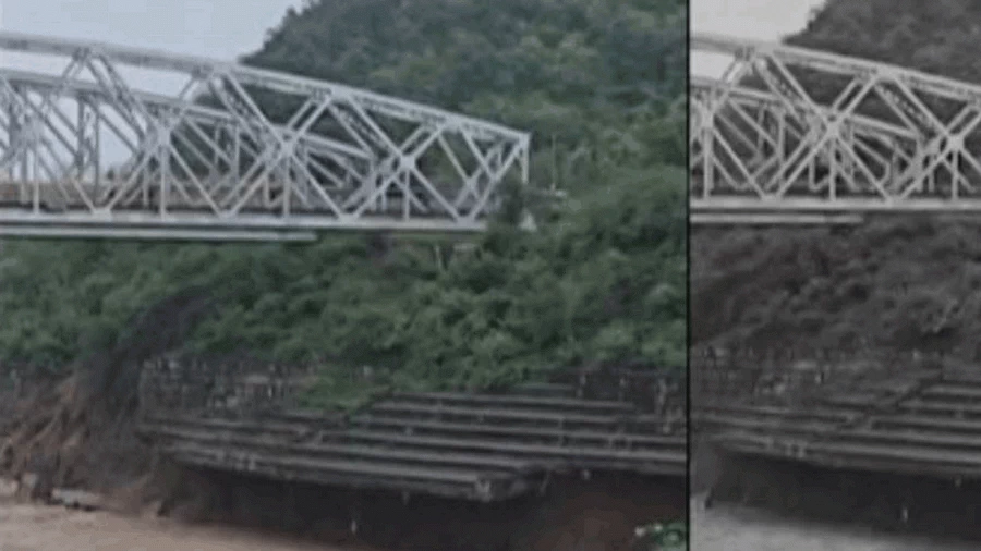 బ్రిడ్జిపై రైలు వెళ్తుండగా కూలిన బేస్‌ భాగం.. తప్పిన పెను ప్రమాదం