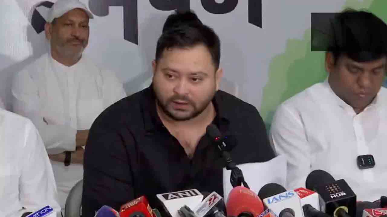 బీహార్‌ ఎన్నికల సంఘం పోస్టాఫీస్‌లా పనిచేస్తోంది : తేజస్వి యాదవ్‌