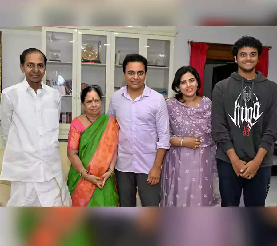 కేటీఆర్‌ను ఆశీర్వదించిన కేసీఆర్ దంప‌తులు