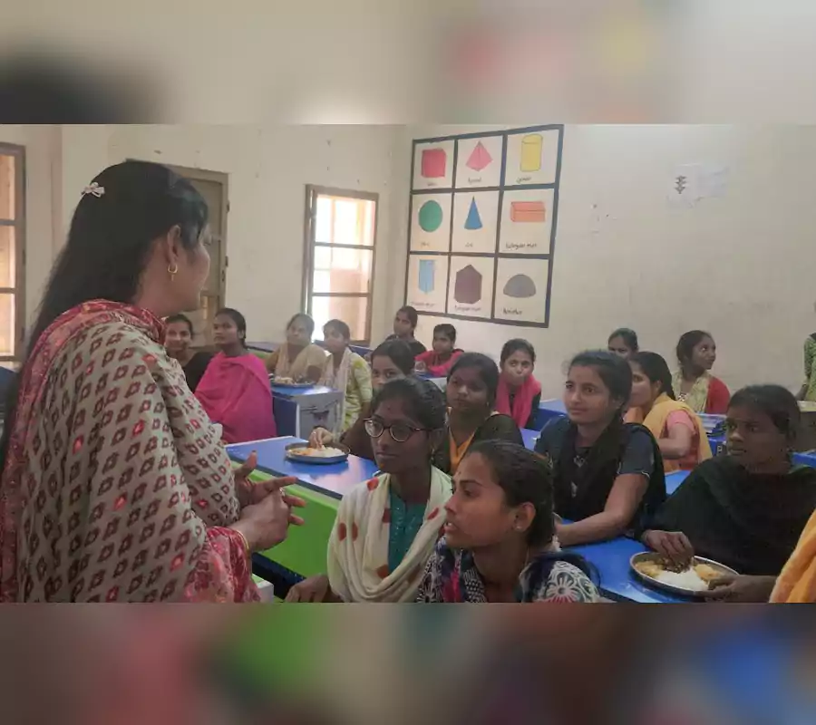 సత్యసాయిలో ఫుడ్ పాయిజన్ కలకలం.. 17 బాలికలు అస్వస్థత