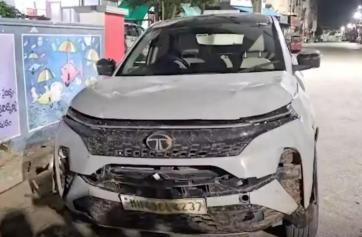 గూగుల్ మ్యాప్స్ ను గుడ్డిగా నమ్మి వెళ్తుండగా.. గుంతలో పడ్డ కారు