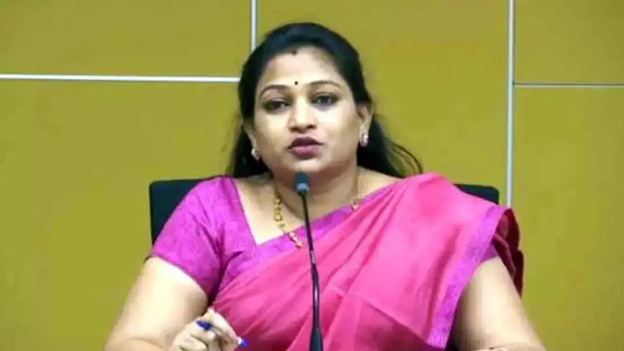 భోజనంలో బొద్దింక వచ్చిందా?… హోం మంత్రి క్లారిటీ