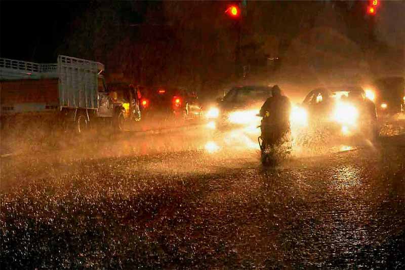ఇవాళ రాత్రి భారీ నుంచి అతిభారీ వర్షం
