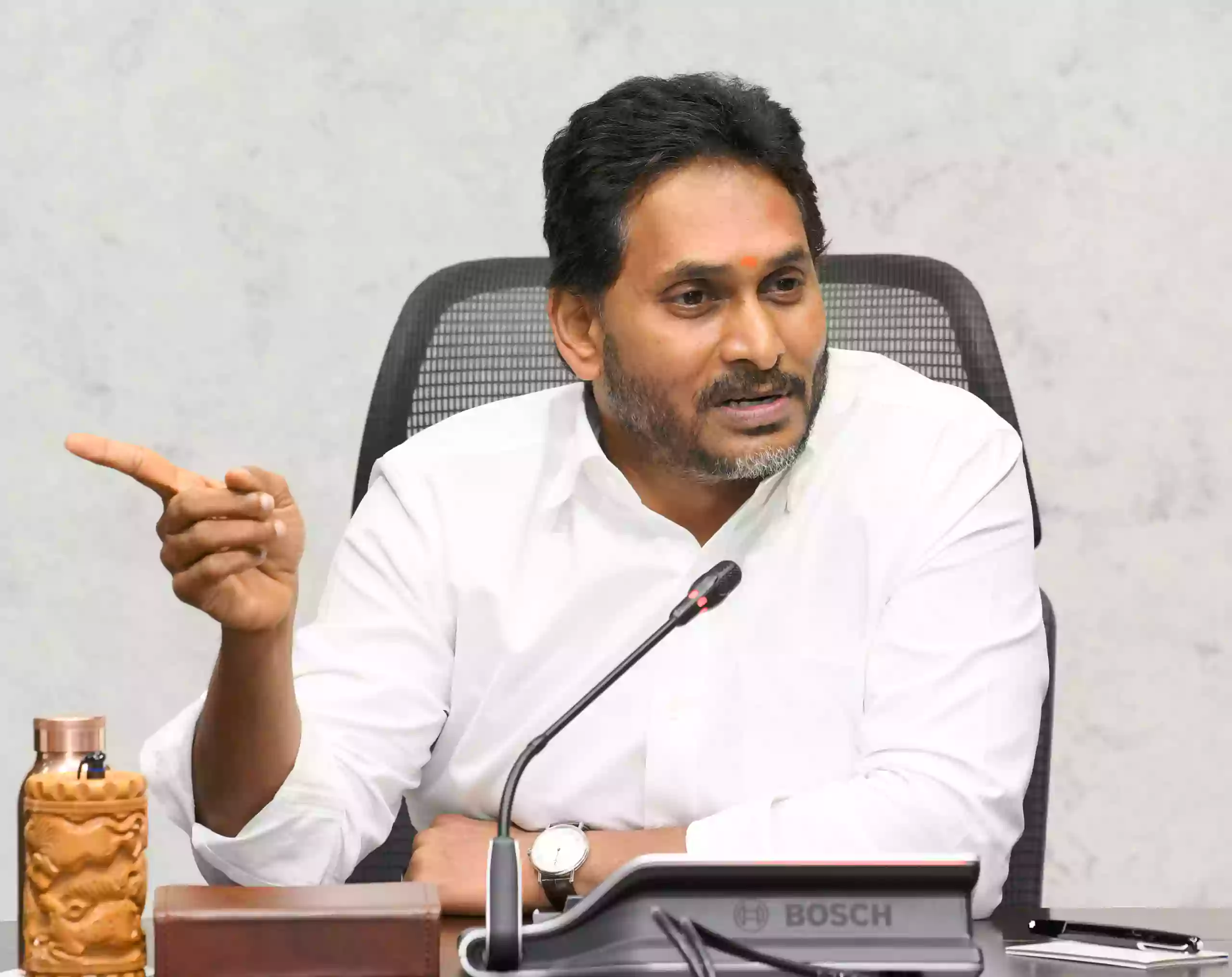 రెడ్‌బుక్‌ తరహాలో వైసీపీ యాప్‌..  వైఎస్‌ జగన్‌ వార్నింగ్‌