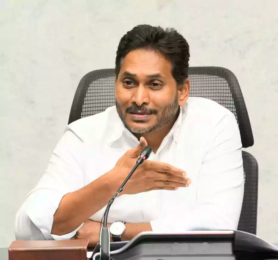 పవన్ కళ్యాణ్, బాలయ్య సినిమాలపై సంచలన వ్యాఖ్యలు..!