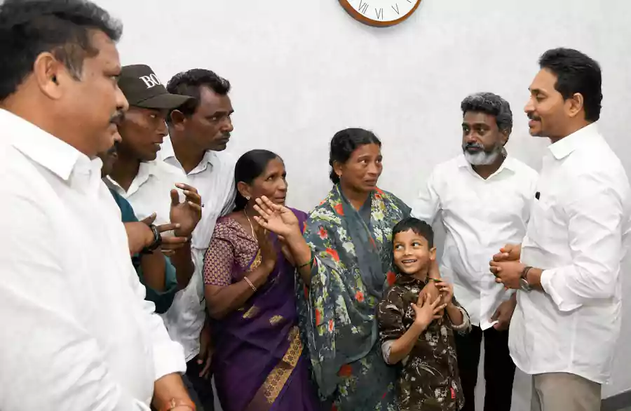 జగన్‌ను కలిసిన సింగయ్య భార్య-లోకేష్‌ మనషులపై ఆరోపణలు- ఈ డ్రామాలేంటని చంద్రబాబు