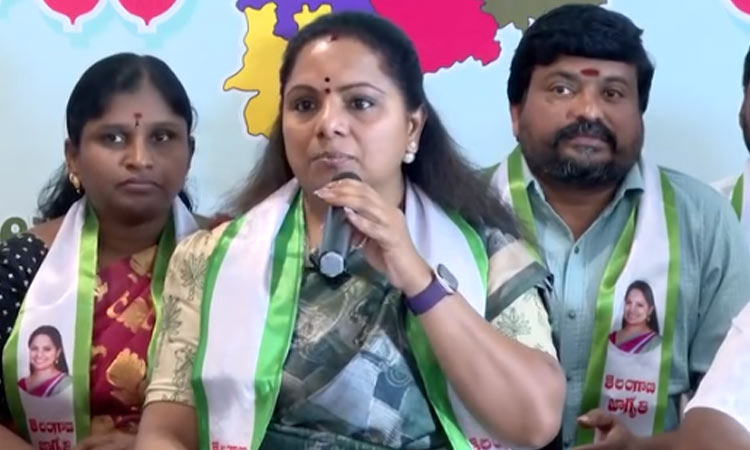 తెలంగాణ హక్కులను చంద్రబాబు కాళ్ల దగ్గర తాకట్టు పెట్టారు: కవిత