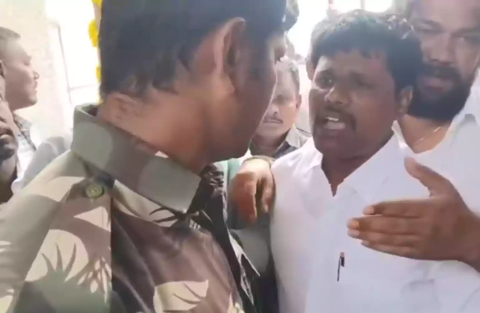 డ్యూటీలో ఉన్న కానిస్టేబుల్‌పై మంత్రి సోదరుడు దాడి..