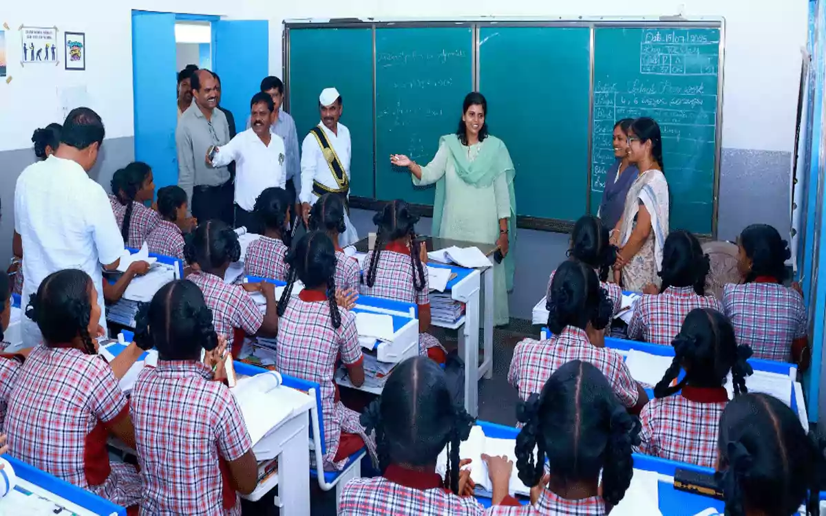 విద్యార్థుల భోజనం ప‌ట్ల‌ నిర్లక్ష్యం వహిస్తే కఠిన చర్యలు : కలెక్టర్‌ ఇలా త్రిపాఠి