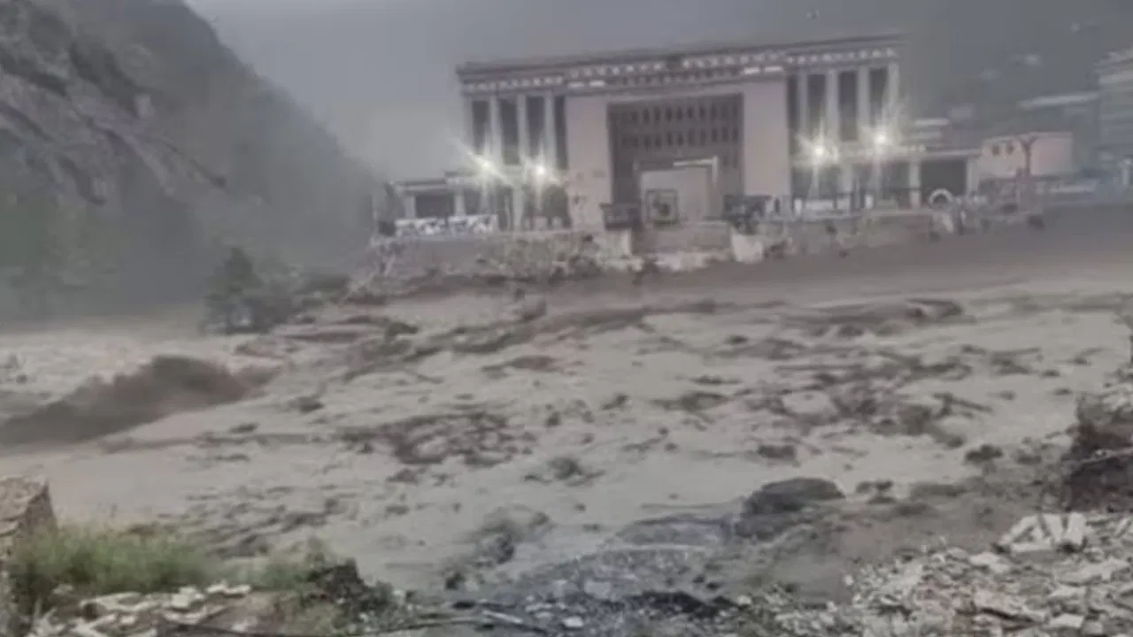 కొట్టుకుపోయిన మైత్రి వంతెన.. 18 మంది గల్లంతు