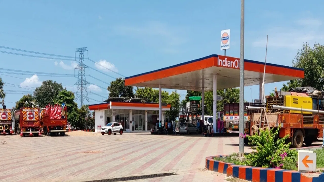 ఇంకెన్ని పెట్రోల్‌ బంకులు పెడతార్రా సామి..