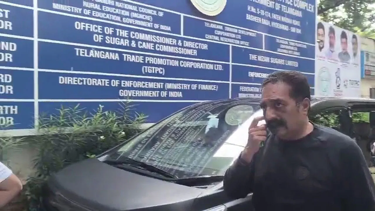 బెట్టింగ్ యాప్ కేసు.. ఈడీ విచార‌ణ‌కు హాజ‌రైన న‌టుడు ప్ర‌కాశ్ రాజ్