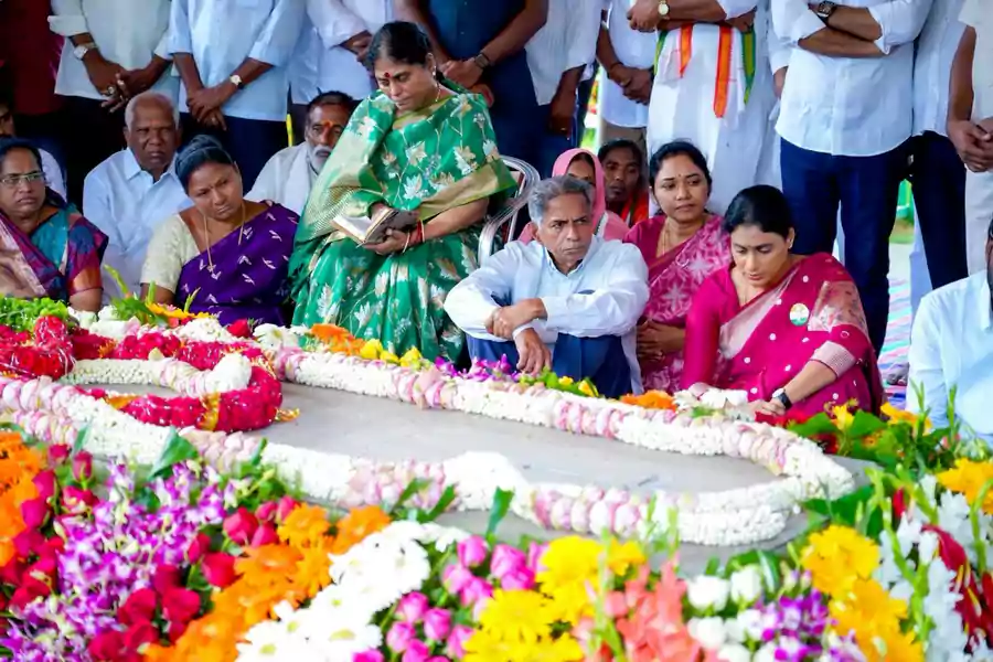 హైదరాబాద్‌లో వైఎస్సార్ స్మృతివనం ఏర్పాటు చేయాలి: షర్మిల