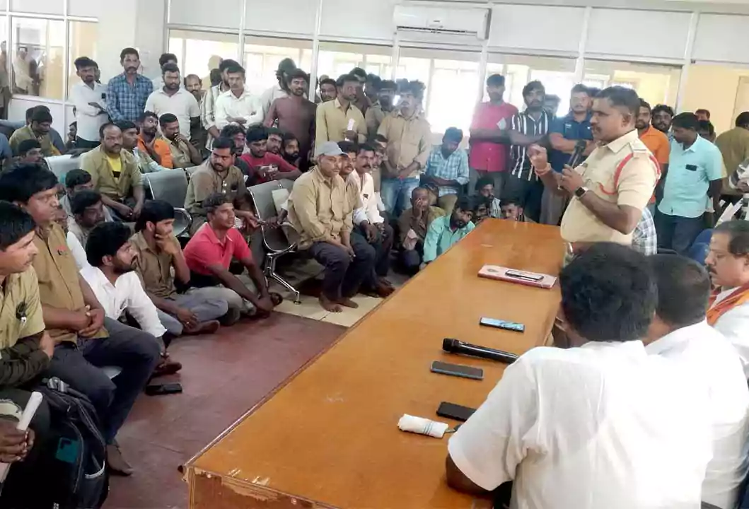 భక్తులతో మర్యాదగా నడుచుకోండి.. శ్రీశైలం జీపు, ఆటో డ్రైవర్లకు సీఐ కీలక సూచనలు