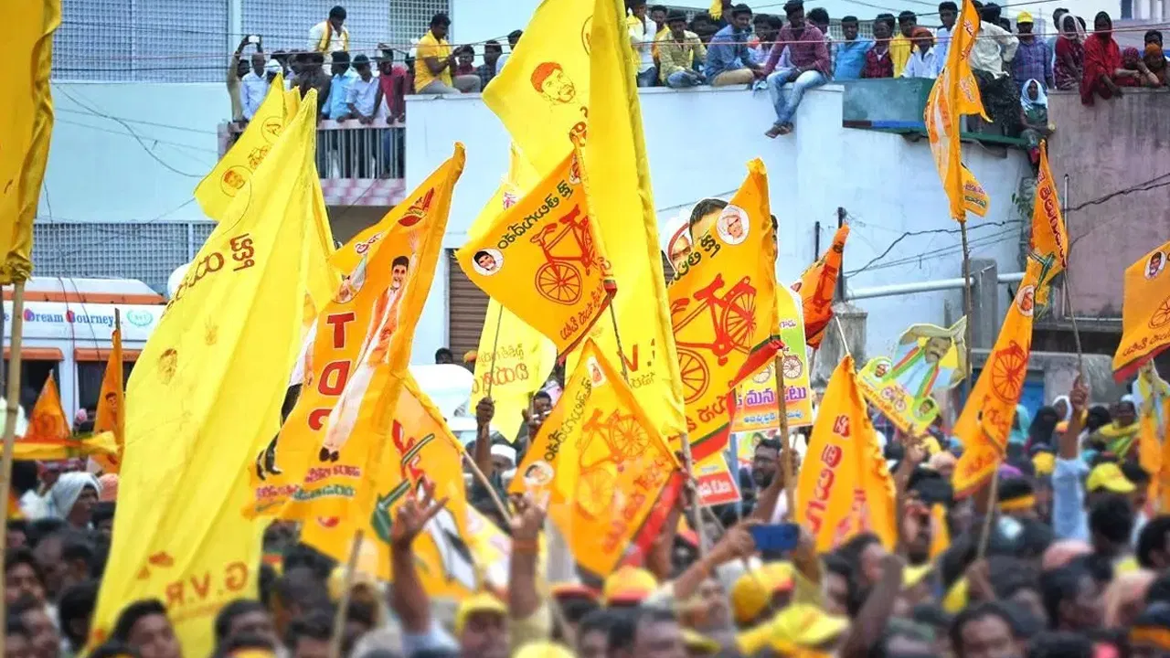 కీలక నేతను పార్టీ నుంచి సస్పెండ్‌ చేసిన టీడీపీ! డబ్బుల వసూలుకు పాల్పడ్డమే కారణం