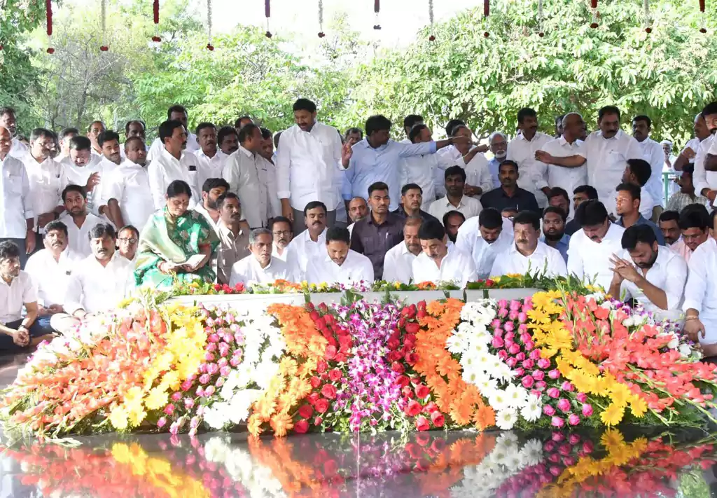 ఇడుపులపాయలో వైఎస్సార్‌కు జగన్ నివాళులు